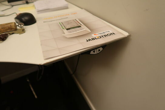 El. hæve/sænke skrivebord uden indhold samt kontorstol