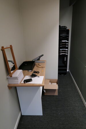 Bord/reol samt brochureholder