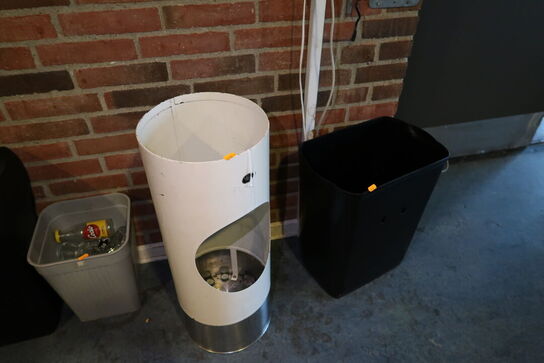 3 stk. skraldespande VIPP m.fl. Samt bord med indhold, 2 stk. stikvogne