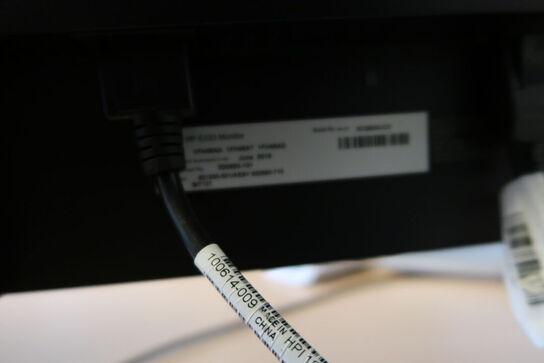 2 stk. computerskærme HP, AOC Q27G2U, dockingstation m.m.