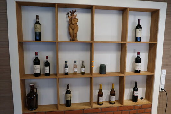 Div. Vinflasker samt skulptur m.m.