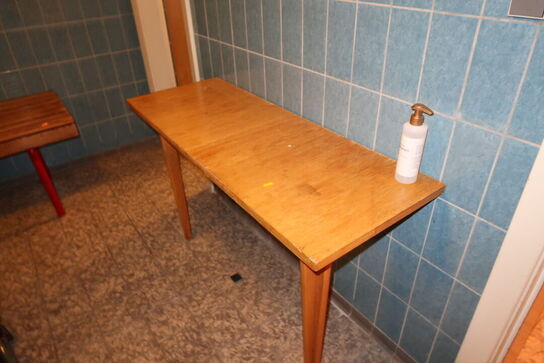 3 stk. bænke samt bord