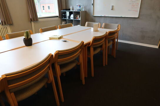 6 stk. mødeborde MAGNUS OLESEN med 14 stk. mødestole