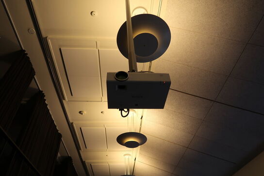 Lærred med 2 stk. højtalere samt Projektor SONY WX GA VPL EW255