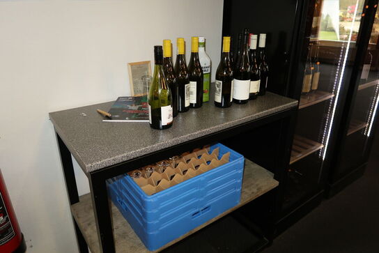 Bord med opvaskebakke til glas samt kabeltromle (vinflasker er åbne)