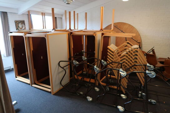 7 stk. stole samt 17 stk. borde MAGNUS OLESEN