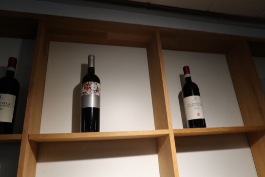 Div. Vinflasker samt bøger m.m.