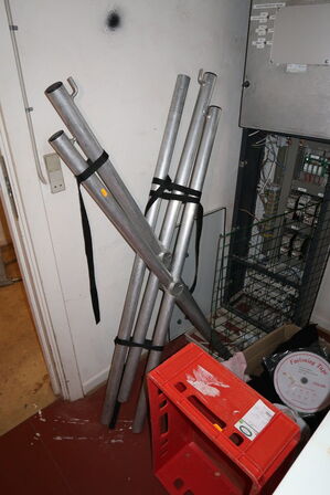 Skraldespandsstativ, juletræsfødder m.m.