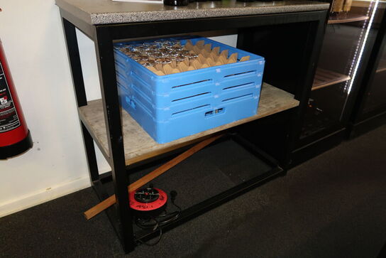 Bord med opvaskebakke til glas samt kabeltromle (vinflasker er åbne)