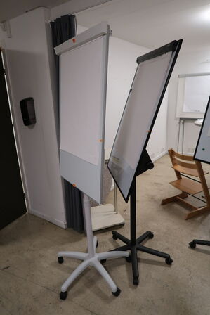 2 stk. whiteboards på stativer