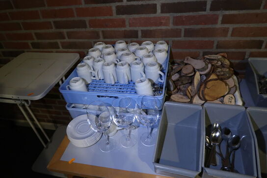 3 stk. skraldespande VIPP m.fl. Samt bord med indhold, 2 stk. stikvogne