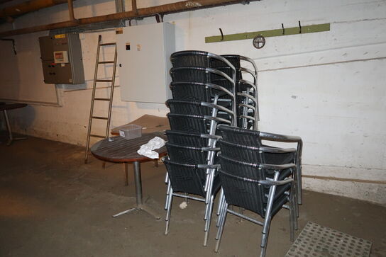 9 stk caféborde samt 20 stk. stabelstole