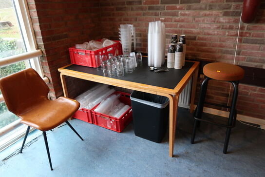 Stol, barstol, bord med div. Engangsglas, ølkander m.m.