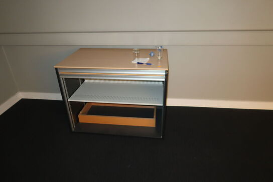 Skab, whiteboard på stativ samt 3 stk. mødestole HÅG H05 Visit