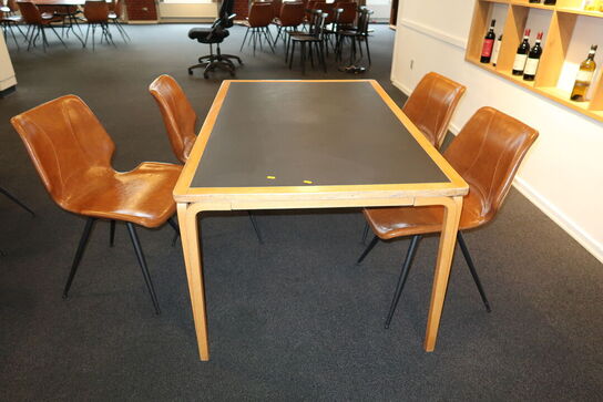 Bord MAGNUS OLESEN med 4 stk. spisebordsstole