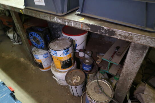 Arbejdsbord med skruestik, div. Værktøj, varelager m.m.