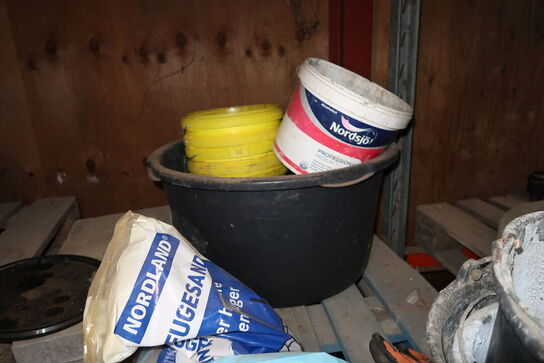 Palle med div. Murerspande m.m.