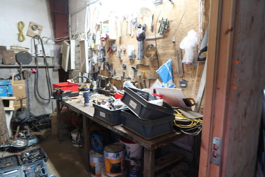 Arbejdsbord med skruestik, div. Værktøj, varelager m.m.