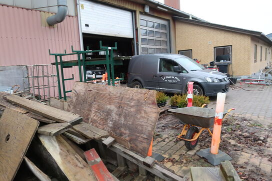 Div. Træ, planter, trillebør, grenreol på hjul m.m.