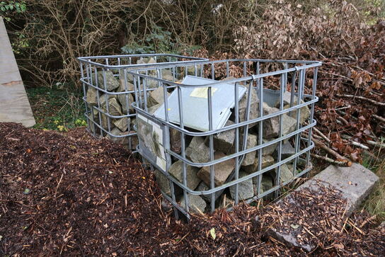 2 stk. paller med chaussesten/kantsten