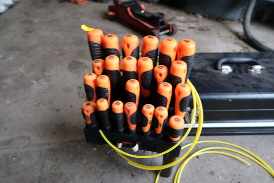 Værktøjssæt samt skruetrækkersæt