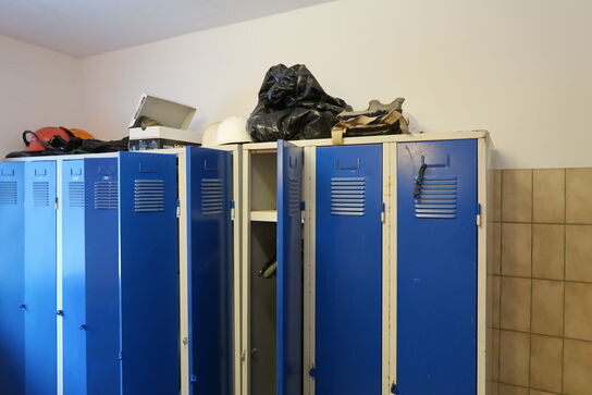 Omklædningsskabe, arbejdstøj, gummistøvler, vaskemaskine MIELE m.m.