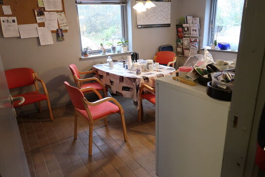 Stole, bord, køleskab, kaffemaskine, div. Køkkenservice m.m.