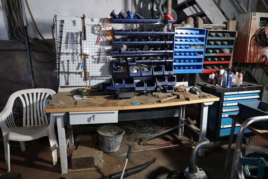 Arbejdsbord med værktøjstavle, div. Værktøj m.m.