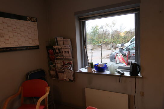 Stole, bord, køleskab, kaffemaskine, div. Køkkenservice m.m.