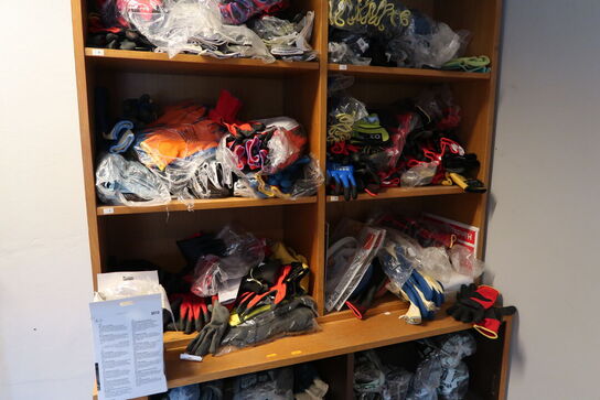 2 stk. skab med div. Arbejdshandsker, kaffemaskine, støvsuger m.m.