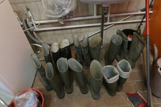 Omklædningsskabe, arbejdstøj, gummistøvler, vaskemaskine MIELE m.m.