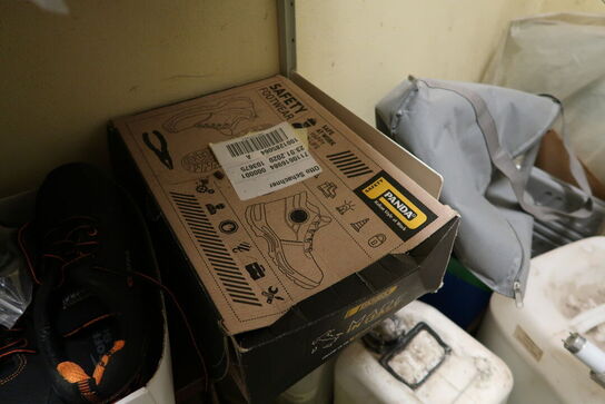 Rum med div. Værktøj, reservedele, sikkerhedssko m.m.(hilti værktøj medfølger ikke)