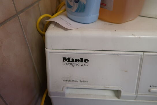 Omklædningsskabe, arbejdstøj, gummistøvler, vaskemaskine MIELE m.m.