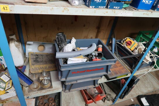 Reol med div. Varelager og reservedele m.m.