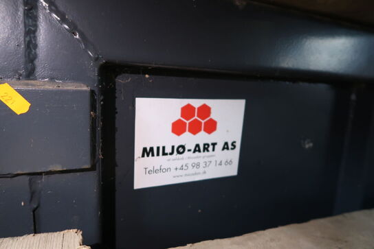 Affaldscontainer, træhegn m.m.