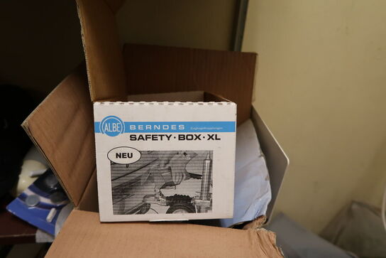 Rum med div. Værktøj, reservedele, sikkerhedssko m.m.(hilti værktøj medfølger ikke)