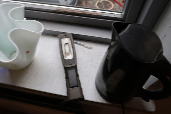 Stole, bord, køleskab, kaffemaskine, div. Køkkenservice m.m.