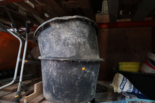 Palle med div. Murerspande m.m.