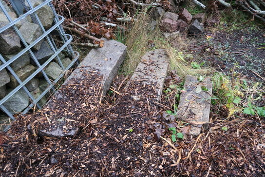 2 stk. paller med chaussesten/kantsten