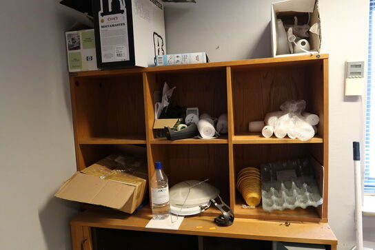 2 stk. skab med div. Arbejdshandsker, kaffemaskine, støvsuger m.m.