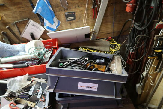 Arbejdsbord med skruestik, div. Værktøj, varelager m.m.