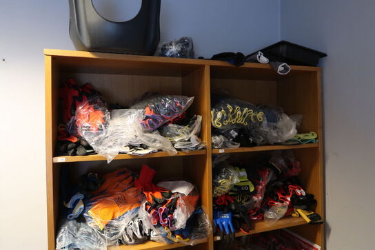 2 stk. skab med div. Arbejdshandsker, kaffemaskine, støvsuger m.m.