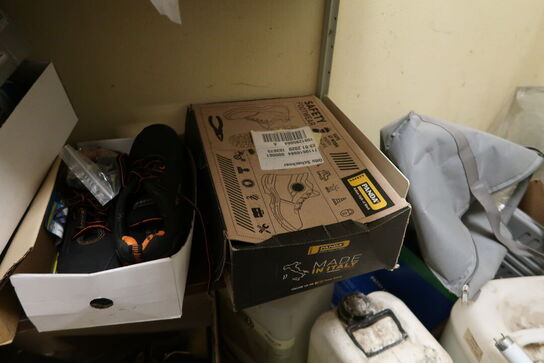 Rum med div. Værktøj, reservedele, sikkerhedssko m.m.(hilti værktøj medfølger ikke)