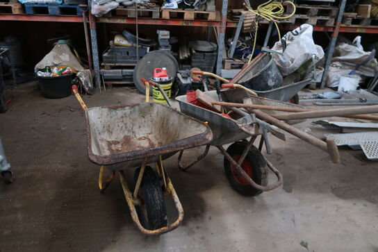 2 stk. trillebør med div. Haveredskaber