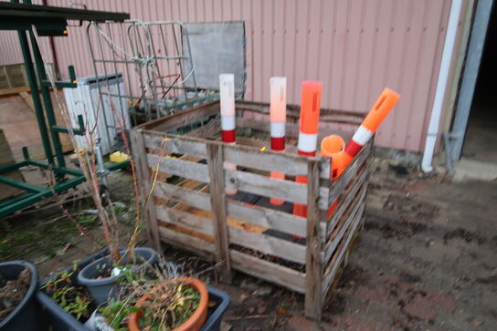 Div. Træ, planter, trillebør, grenreol på hjul m.m.