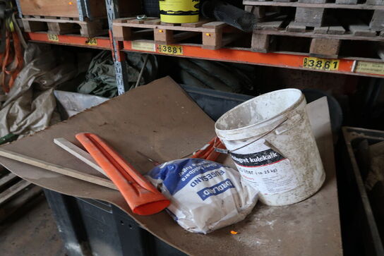 2 stk. plastikpaller med sand m.m.