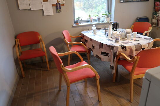 Stole, bord, køleskab, kaffemaskine, div. Køkkenservice m.m.