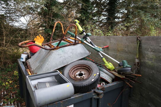 Affaldscontainer med indhold