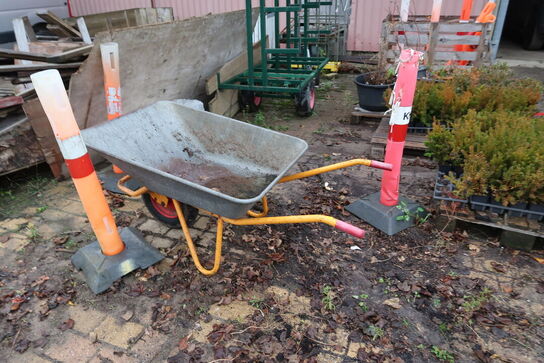 Div. Træ, planter, trillebør, grenreol på hjul m.m.