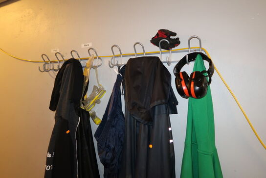 Div. Arbejdstøj, sko samt bænke